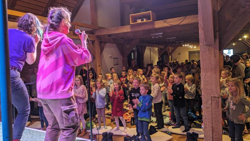 Kultur auch für die Kleinsten: Kirschkern Compes&Co spielte im Kornspeicher für Grundschüler das Neinhorn von Marc-Uwe Klinge.