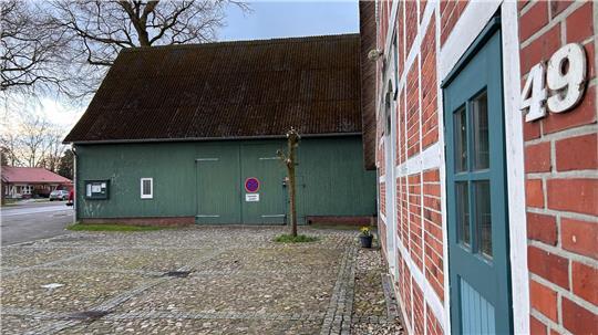 Kultur in der Scheune, auch in Hammah: Die grüne Scheune neben dem alten Rathaus baut die Gemeinde zu einem Veranstaltungsraum aus. Mit dem Fördergeld kann sie mobile Technik kaufen.