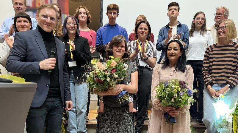 Kulturchef Torsten Lange, die Juroren und die beiden Autorinnen Anja Reumschüssel (Mitte) und Yasmin Dreyer. Die Siegerin hatte ihr Baby mitgebracht.