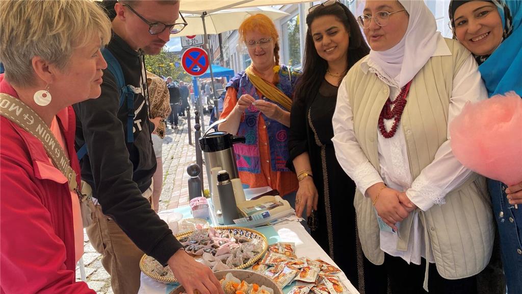 Kulturgenuss: Birgit Broda und ihr Sohn Daniel probieren die kleinen Köstlichkei...