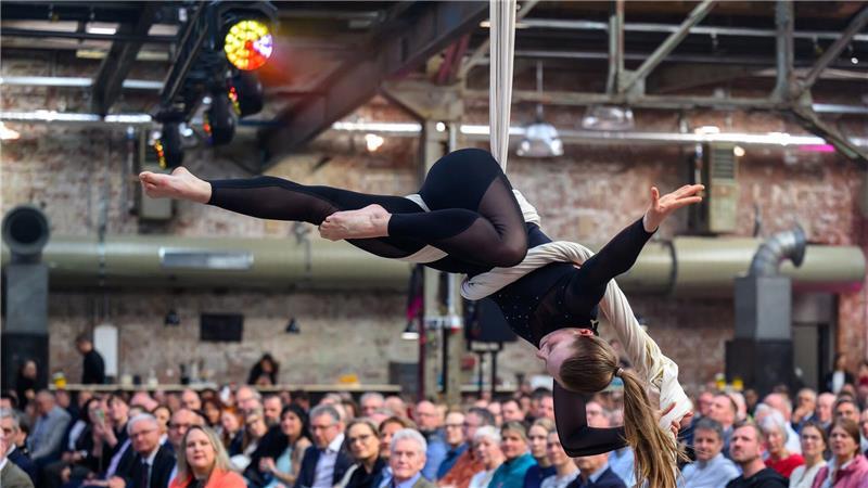 Kulturhauptstadt Chemnitz: Ein Mitglied vom Sportensemble Chemnitz zeigt Tuchartistik während der Eröffnung des Garagen-Campus.