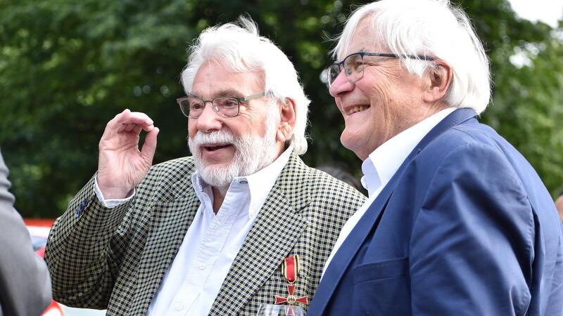 Kulturmacher Dieter Klar zusammen mit Buxtehudes ehemaligem Stadtdirektor Christian Herrmann, der die Verleihung des Bundesverdienstkreuzes initiiert hat, 