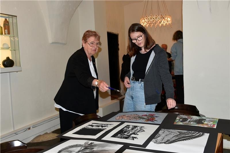 Kulturpädagogin Jutta de Vries (links) mit einer der Künstlerinnen, Melina Tiedemann, bei der Auswahl der Bilder für den Pferdestall. Foto: Felsch