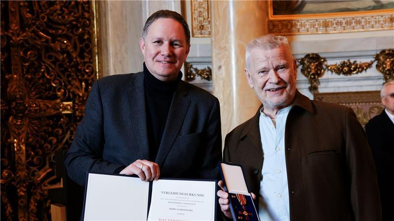 Kultursenator Carsten Brosda überreichte die Auszeichnung im Hamburger Rathaus.