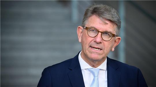 Kulturstaatsminister Wolfram Weimer hat wegen „verfassungsschutzrelevanter Erkenntnisse“ drei linke Buchläden von der Liste für den Deutschen Buchhandlungspreis gestrichen (Archivbild).