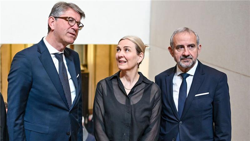 Kulturstaatsminister Wolfram Weimer (l-r), Marion Ackermann und Hermann Parzinger kommen zur Verabschiedung von Parzinger als Präsident der Stiftung Preußischer Kulturbesitz und Amtseinführung seiner Nachfolgerin in das Neue Museum.