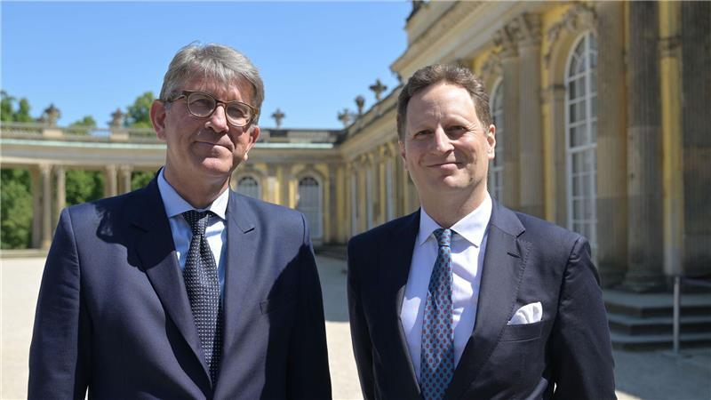 Kaisers Kunst: Der Jahrhundertstreit mit den Hohenzollern Kulturstaatsminister Wolfram Weimer (l) und Georg Friedrich Prinz von Preußen betonten, wie wichtig die Einigung im Hohenzollern-Streit ist.