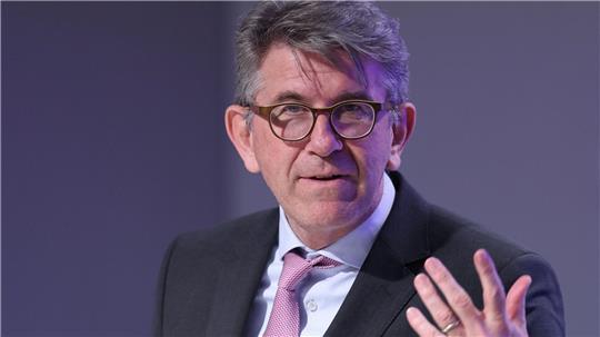 Kulturstaatsminister Wolfram Weimer (parteilos) akzeptiert im Streit mit der Buchhandlung „Zur schwankenden Weltkugel“ eine Gerichtsentscheidung. (Archivbild) 