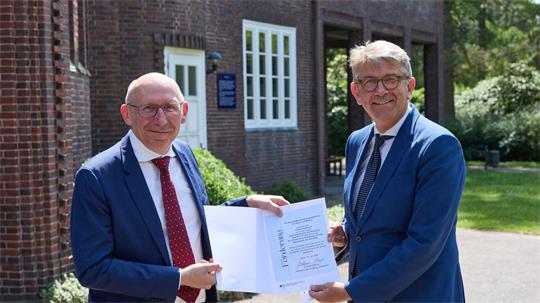Kulturstaatsminister Wolfram Weimer (parteilos) übergibt Carsten Helberg, Geschäftsführer der Hamburger Friedhöfe, einen Förderbescheid von über neun Millionen Euro.