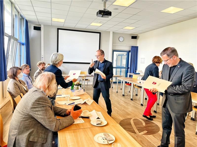 Kultusminister Grant Hendrik Tonne, Landrat Kai Seefried und die ASPD-Landtagsabgeordnete Petra Tiemann teilen Bewilligungsbescheide über insgesamt 860 000 Euro an die Schulleitungen der zehn begünstigten Schulen aus. Fotos: Richter