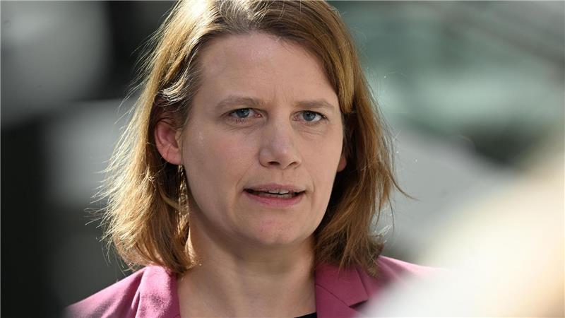 Kultusministerin Julia Willie Hamburg fordert ein Mindestalter von 14 Jahren für soziale Netzwerke. (Archivbild)