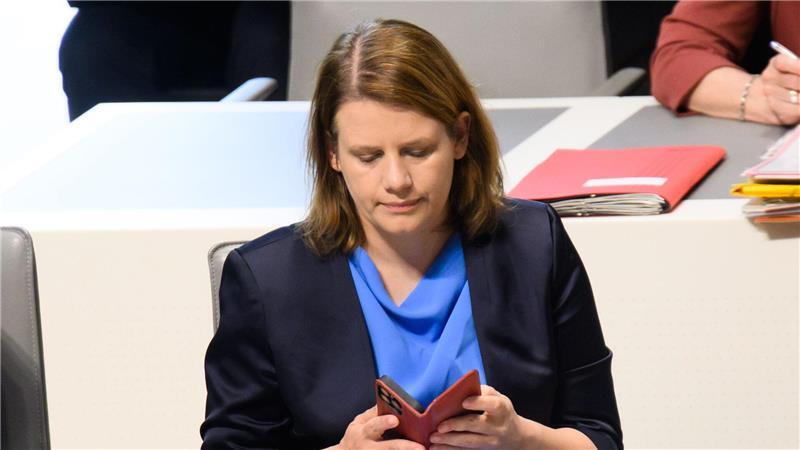 CDU will Handynutzung an Schulen stark einschränken Kultusministerin Julia Willie Hamburg will den Schulen beim Umgang mit Handys auch weiterhin eigene Entscheidungen ermöglichen.