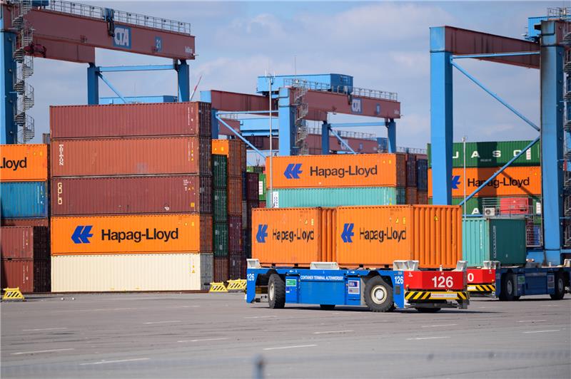 Kunden der Hamburger Containerreederei Hapag-Lloyd können vom kommenden Jahr an die Container live verfolgen. Foto: Jonas Walzberg/dpa