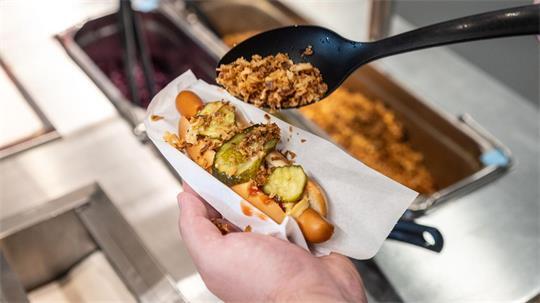 Kunden können sich bei Ikea ihren eigenen Hotdog kreieren.