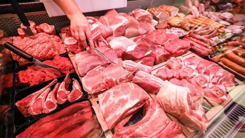 Fleisch: Metzger und Supermärkte nach Stichprobe am Pranger Kunden sollen bei Fleisch und Wurst nun erkennen können, wo Schwein, Schaf, Ziege und Geflügel aufgezogen und in welchem Land geschlachtet wurden.