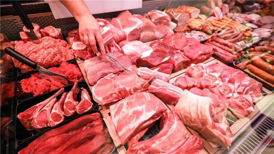 Kunden sollen bei Fleisch und Wurst nun erkennen können, wo Schwein, Schaf, Ziege und Geflügel aufgezogen und in welchem Land geschlachtet wurden.