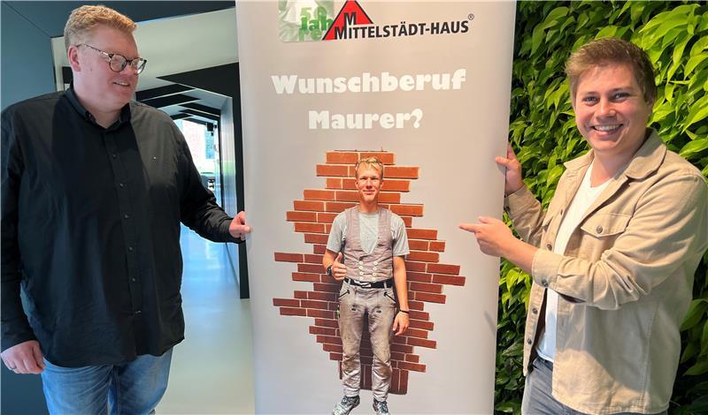 Wie Mittelstädt-Haus in Himmelpforten sein Personal zusammenhält Kundenberater Malte Gooßen und Geschäftsführer Patrik Mittelstädt (rechts): Mitarbeiter stehen hinter der Idee des Unternehmens.