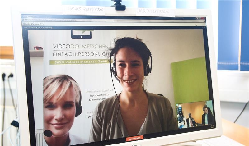 Kundenbetreuerin Jasimin Dincer spricht in der JVA Billwerder mit den Anwesenden und ist dabei auf einem Bildschirm zu sehen. Foto Perrey/dpa