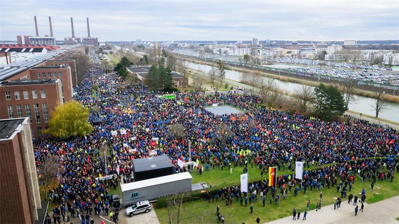 Aktionstag und Aufsichtsrat - darum geht es heute bei VW Kundgebung beim Warnstreik 2024: Am selben Ort will die IG Metall nun gegen die neuen Sparpläne demonstrieren - zunächst aber mit deutlich weniger Teilnehmern. (Archivbild)