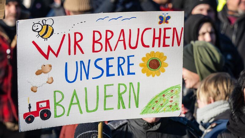 Kundgebung des Verbands der Freien Bauern gegen die Subventionskürzungen in der Agrarwirtschaft vor dem Brandenburger Tor.