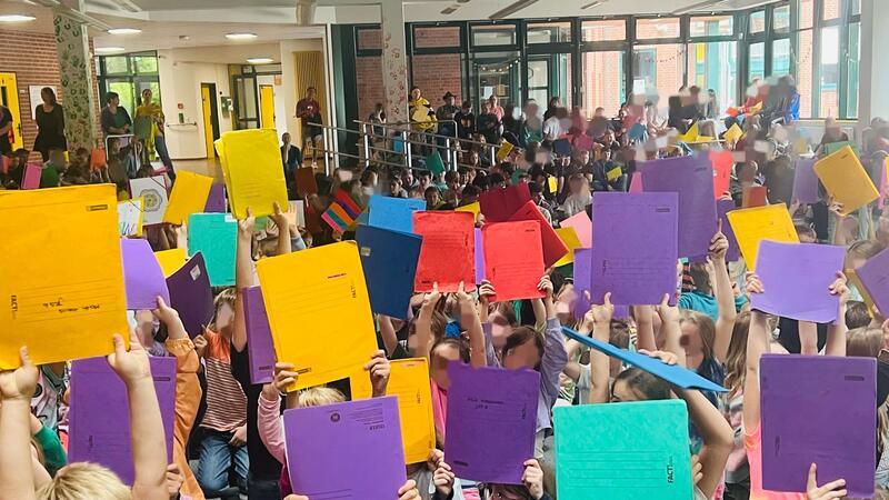 Kundgebung in der Schule - die Kinder und Jugendlichen setzten ein Zeichen - und nahmen dafür ihre Schnellhefter zur Hand.