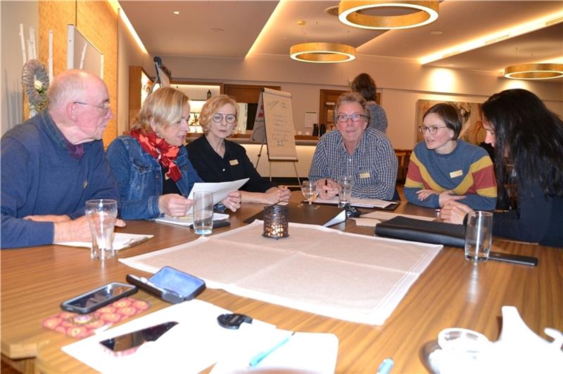 Kuno und Meike von Zedlitz (Hörne), Siegrun van Bernem (Hörne), Frank Haferkorn (Balje), Nele Kemme (Cadenberge) und Simone Nieweg (Cadenberge, von links) sammeln gemeinsam Themen. Foto: Helfferich