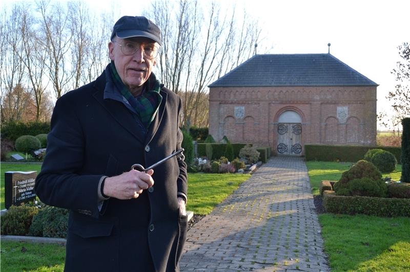 Kuno von Zedlitz hat den Schlüssel zur schweren Holztür der Familiengrabstätte. In dem denkmalgeschützten Gebäude fanden letztlich nur acht Angehörige der Familien von Zedlitz und von Plate ihre letzte Ruhestätte. Foto: Helfferich