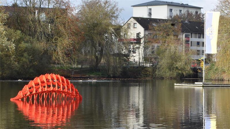 Aus dem Buxtehuder Mühlenteich ragt jetzt ein roter Himmelskörper Kunst auf dem Mühlenteich: Mitten im Wasser hat jetzt ein Werk der Buxtehuder Künstlerin Barbara Lorenz Höfer seinen festen Platz.