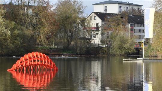 Kunst auf dem Mühlenteich: Mitten im Wasser hat jetzt ein Werk der Buxtehuder Künstlerin Barbara Lorenz Höfer seinen festen Platz.