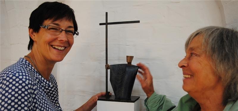 Kunst in der Kirche: Pastorin Karin Altenfelder (links) und Künstlerin Barbara Uebel nach der Aufstellung der Petrus-Skulptur im Nordschiff der St. Petri-Kirche in Buxtehude. Fotos Vasel