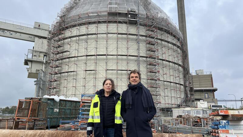 Kunst und Kernkraftwerk, das passt zusammen: Medienkünstlerin Gudrun Barenbrock und Bassist Sebastian Gramss.