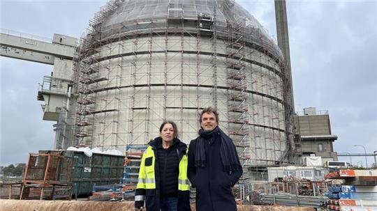 Kunst und Kernkraftwerk, das passt zusammen: Medienkünstlerin Gudrun Barenbrock und Bassist Sebastian Gramss.