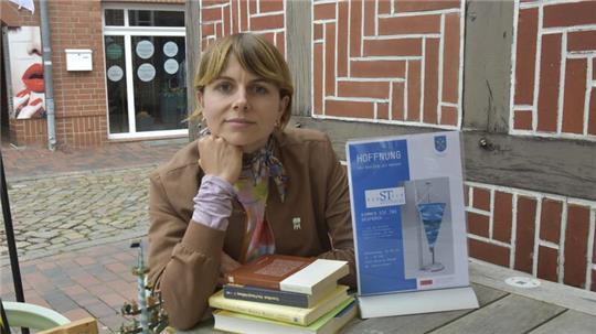 KunstSTück-Preisträgerin Kristina Kröger auf dem Petri-Platz, wo sie mit Menschen ins Gespräch kam.