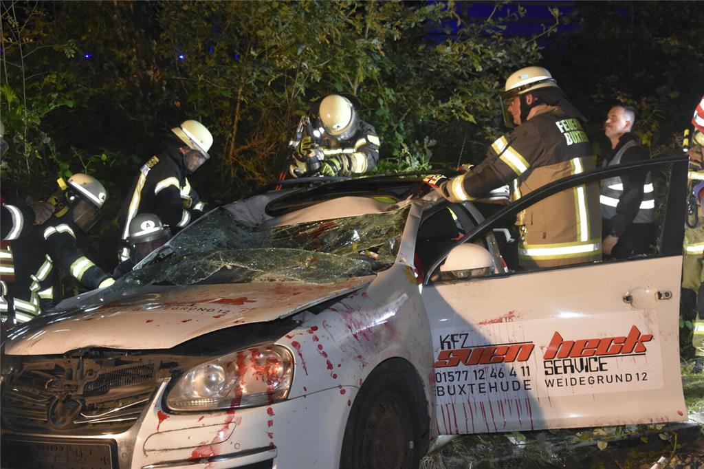 Kunstblut klebt an der Front des Unfallfahrzeugs.