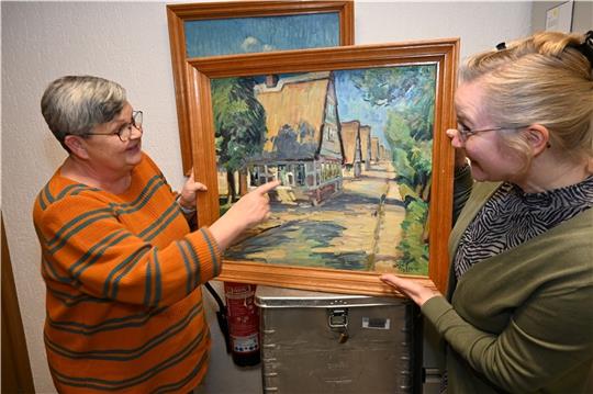 Kunsthistorikerin Dr. Anja Tiedemann und Museumsleiterin Dr. Kai Janofsky begutachten eine Ansicht von Westerjork, die Richard Eggers 1952 gemalt hat (von links). Foto: Vasel