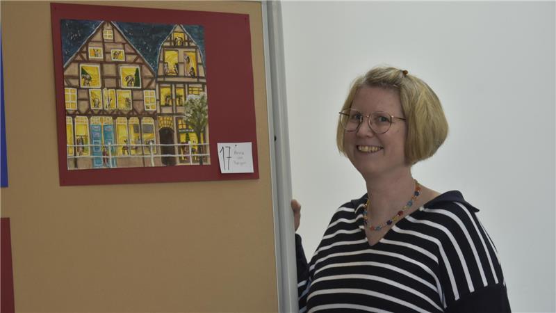 Kunstlehrerin Nadja Baumann-Zohren mit dem Siegerbild.