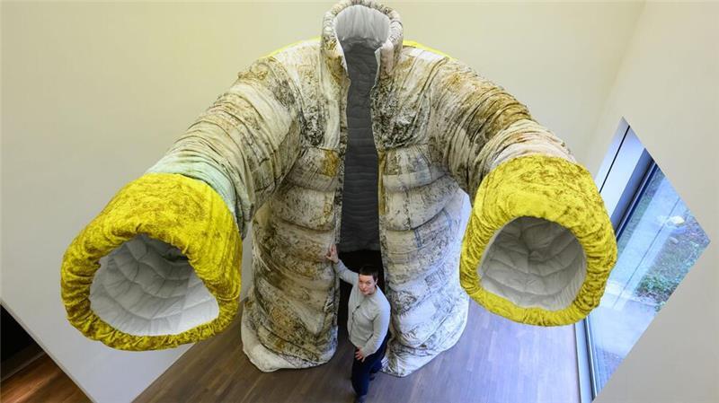 Kunstpreis für Oni Weber: Überdimensionale Daunenjacke in Diplomausstellung zu sehen