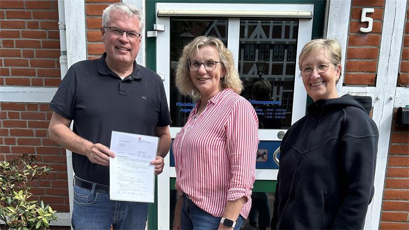 Land Niedersachsen fördert Bau eines Kunstrasenplatzes in Jork Kunstrasenplatz: Bürgermeister Matthias Riel, Bauamtsleiterin Ute Hilpert und Silke Meyer vom Fördermittelmanagement präsentieren den Fördermittelbescheid (von links).