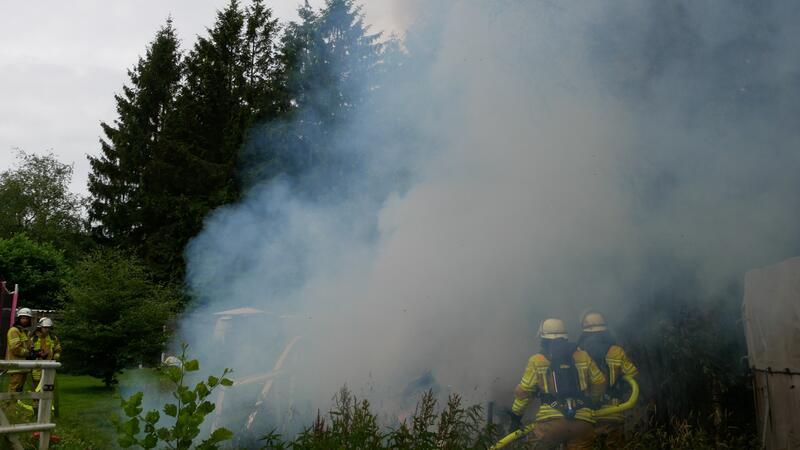 Schuppen in Stade steht in Flammen – Starke Rauchentwicklung Eine Rauchsäule steigt auf.