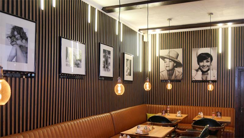 Süße Sünde: Sommerflair schon zum Frühstück am Buxtehuder Fleth Kunstvolle Porträts berühmter Hollywoodgrößen überblicken das Geschehen im Café.