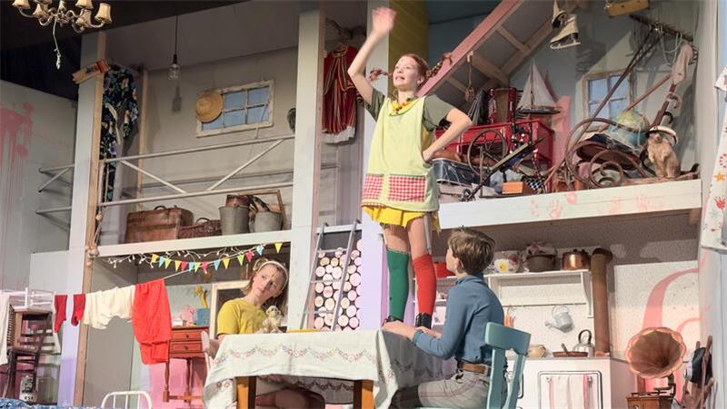 Kunterbuntes Bühnenbild: Pippi, Tommy und Annika in der Villa.