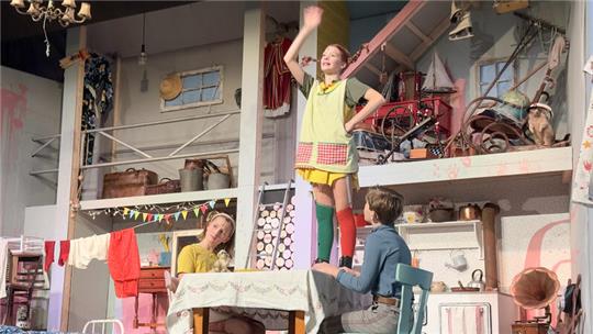 Kunterbuntes Bühnenbild: Pippi, Tommy und Annika in der Villa.