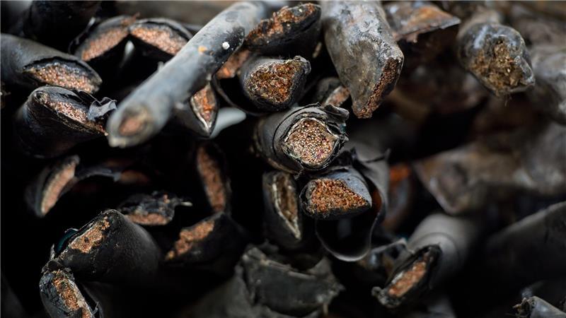 Polizei jagt gottlose Kriminelle nach Kupferdiebstahl im Alten Land Kupferkabel auf einem Schrottplatz.