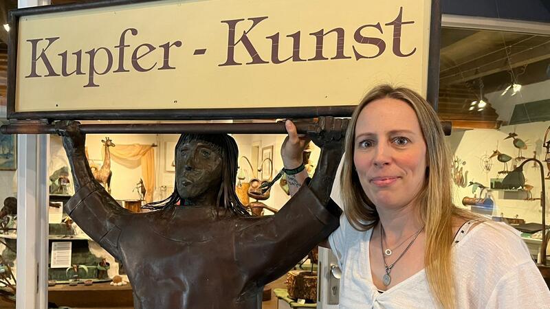 Kupferkünstlerin Jana Putzehl mit ihrem 12-jährigen Kupfer-Ich, das ihr Vater Helmut Malzan angefertigt hat.