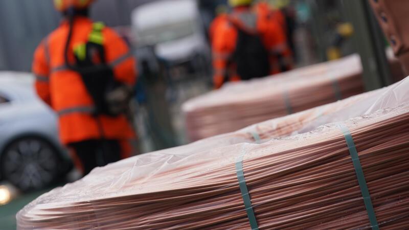 Aurubis: Prozess gegen „Edelmetall-Bande“ aus Kreis Stade gestartet Kupferspulen liegen auf dem Werksgelände der Aurubis AG.