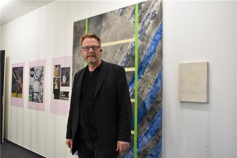 Kurator Matthias Weber in der aktuellen Ausstellung von Dirk Meinzer im Rahmen der „Kunst Sammlung Viebrockhaus“. Foto: Weselmann