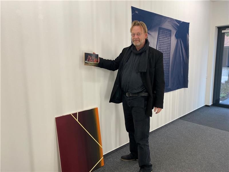 Kurator Matthias Weber stellt zwei Kunstpositionen gegenüber, die ein spannungsvolles Zusammenspiel ergeben. Foto: Weselmann