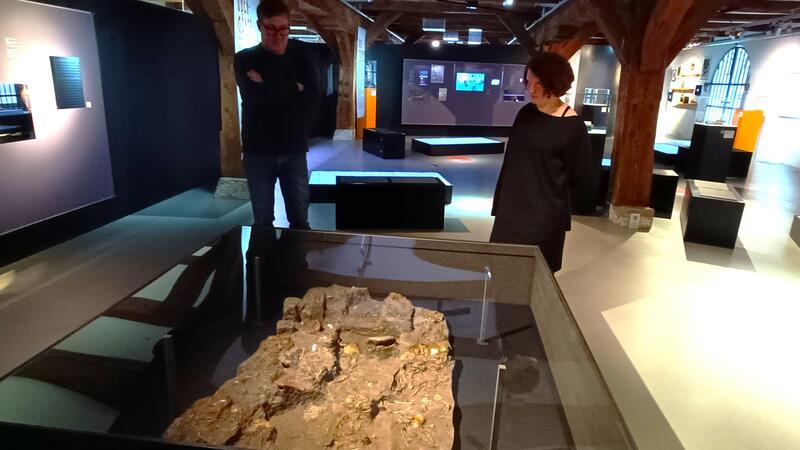 Die wiederkehrenden Toten im Schwedenspeicher Kuratorin Julia Schubert und Museumsdirektor Sebastian Möllers blicken auf eine Grabsituation.