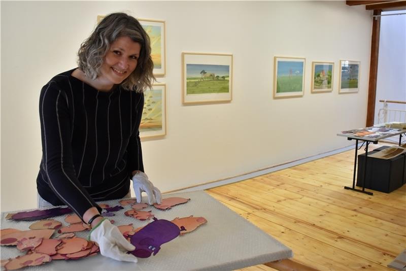 Kuratorin Regina Wetjen mit dem Haufen gezeichneter Piggeldys und Fredericks, die es für die Produktion der Trickfilm-Episoden brauchte. Fotos: Weselmann