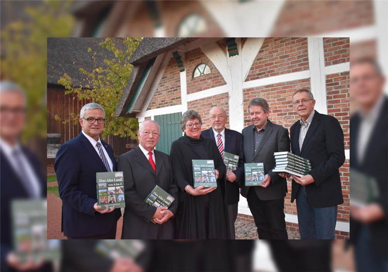 Das Alte Land von A bis Z Kuratoriumsvorsitzender und Landrat Michael Roesberg, Professor Horst Dippel, Susanne Höft-Schorpp, Claus Ropers, Robert Gahde und Hans-Heinrich Quast (v. l.) halten das druckfrische Werk in ihren Händen. Foto: Vasel
